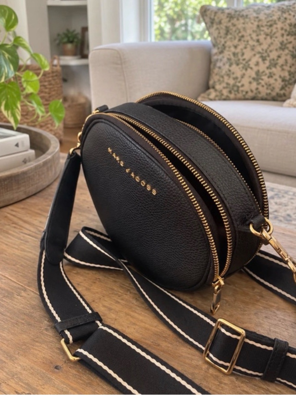 Marc Jacobs black leather crossbody bag with white stitching - Picture 2 of 3